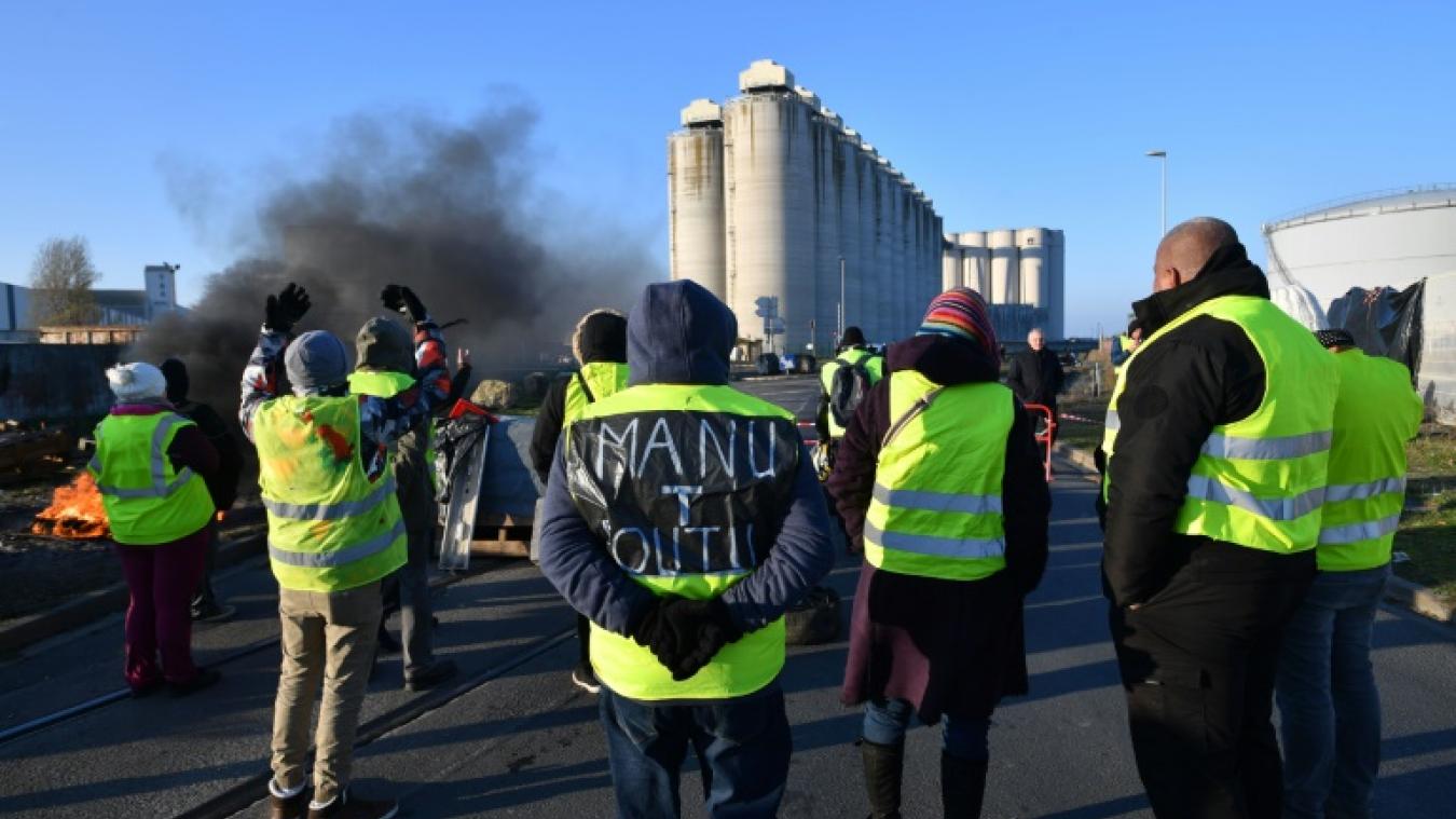 Vingt mille "gilets jaunes" ciblent les autoroutes et les dépôts de carburant