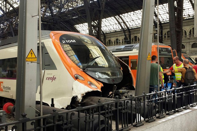 Un train déraille près de Barcelone: un mort et 49 blessés