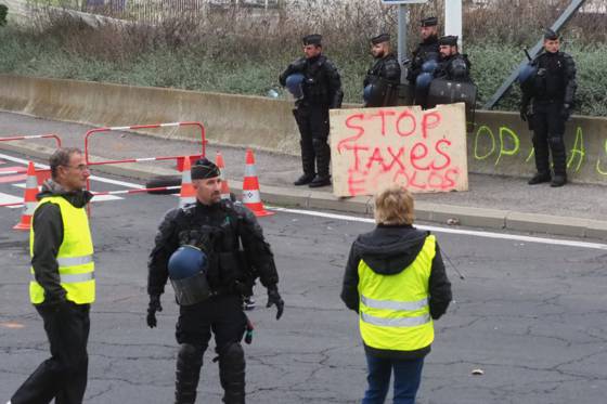 La mobilisation s'essouffle, les "gilets jaunes" préparent "l'acte 2"