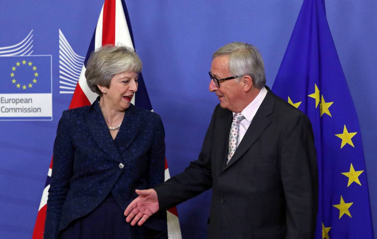 Le premier ministre britannique (Theresa May) avec (Jean Claude Juncker) le président de la Commission européenne
