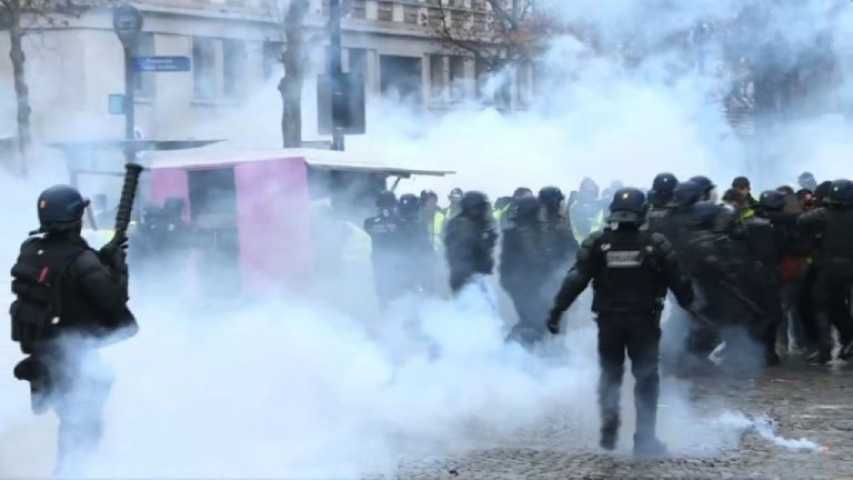 "Gilets jaunes": calme précaire à Paris, Macron condamne des scènes de "chaos"