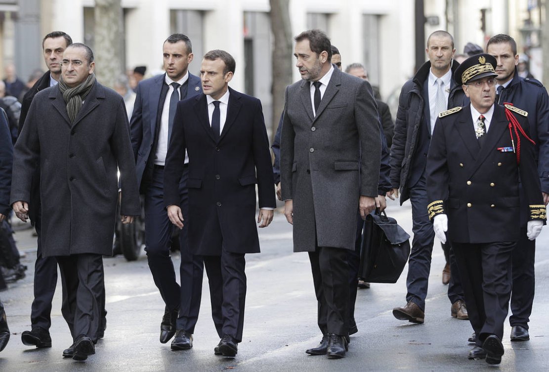 "Gilets jaunes": Macron constate les dégâts à Paris, réunion de crise à l'Élysée