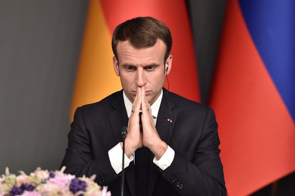 "Gilets jaunes": l'exécutif recule, Macron hué lors d'une visite surprise