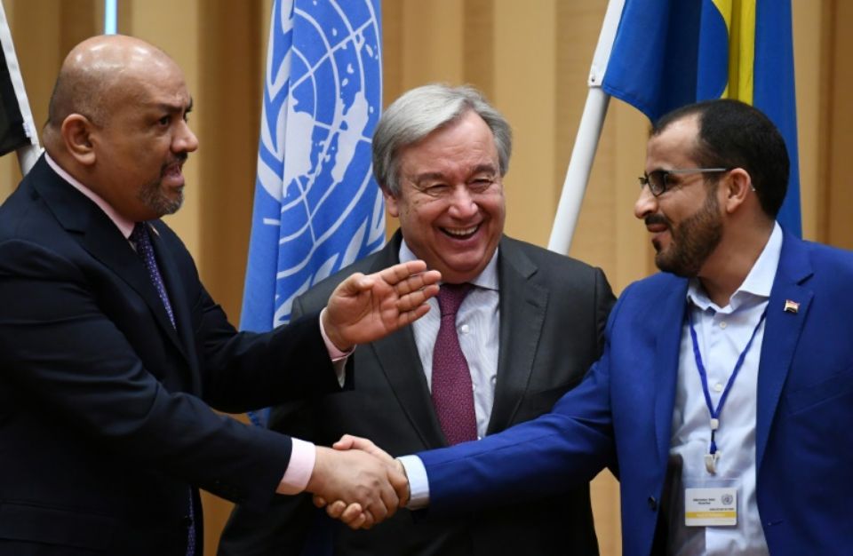 Le secrétaire général de l'Onu entre le chef de la diplomatie yéménite (g) et le négociateur en chef des rebelles Houtis