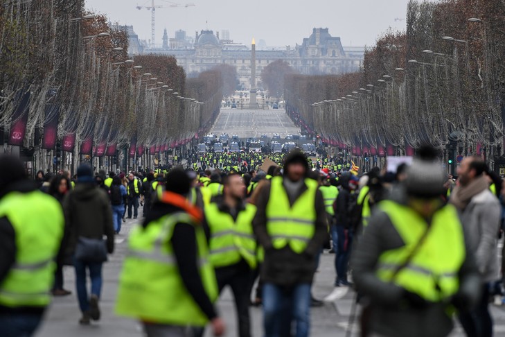 Des "gilets jaunes" sur les Champs Elysées samedi 15 décembre