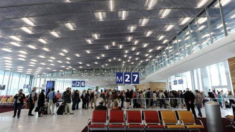 Files d'attente provoquées par les policiers aux aéroports de Paris