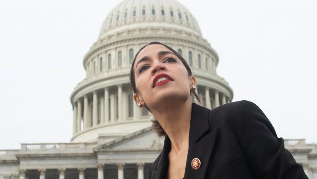 États-Unis : l'élue démocrate Alexandria Ocasio-Cortez veut taxer les plus riches