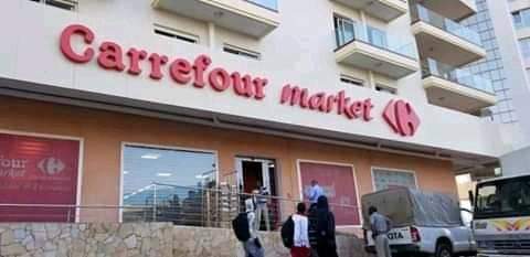 Carrefour au quartier du Point E