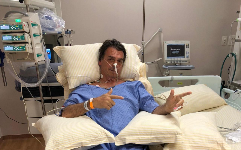 Bolsonaro sur son lit d'hôpital après avoir subi une agression en septembre dernier