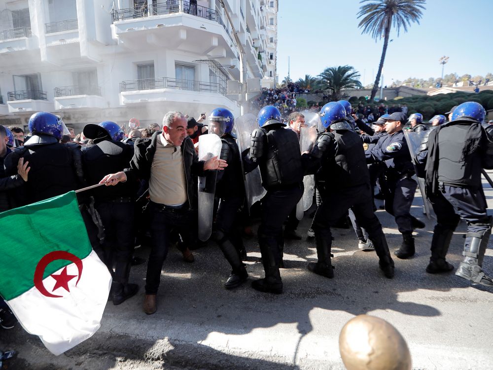 Algérie: 183 blessés vendredi; Bouteflika nomme un directeur de campagne