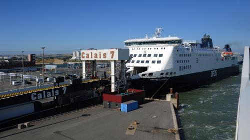 Des migrants montent à bord d'un ferry à Calais, 44 interpellés