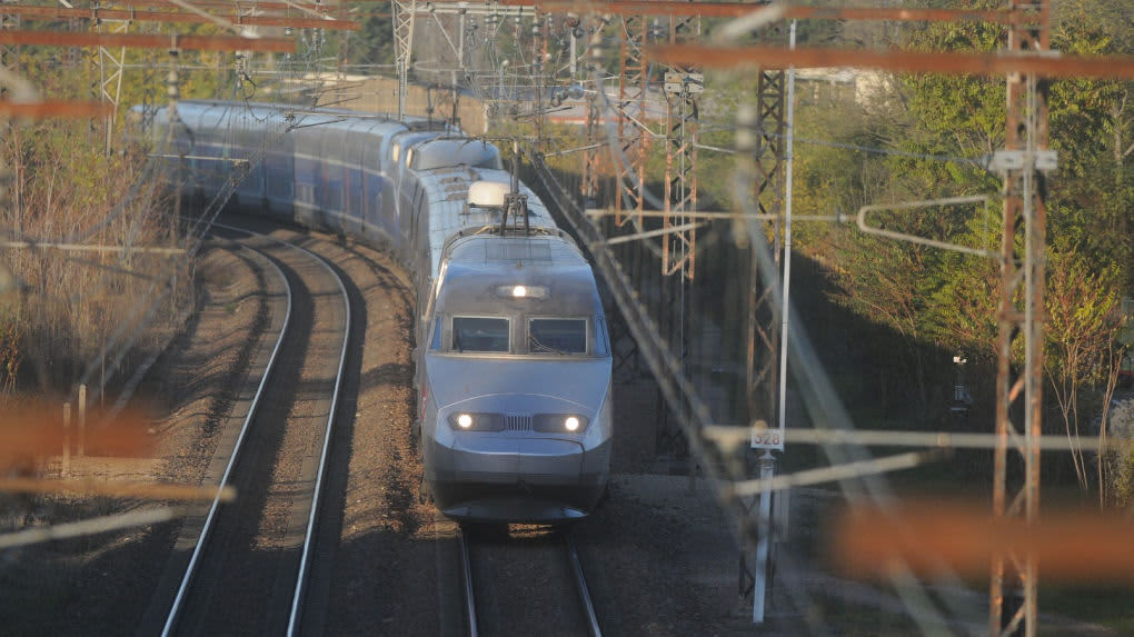 Le TGV Genève-Paris heurte deux bouteilles de gaz placées sur la voie