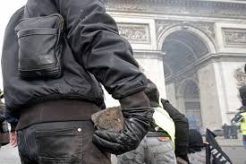Macron envisage d'interdire les manifestations sur les Champs-Elysées