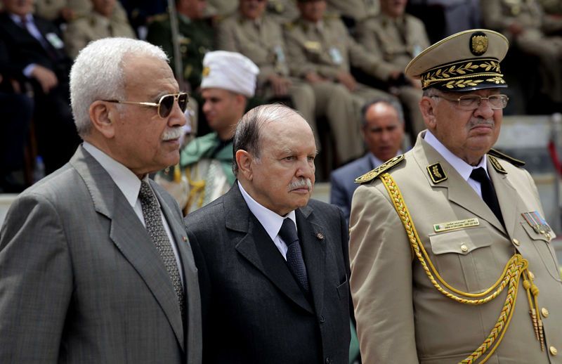 Algérie: "L'armée demeure le rempart du peuple", dit le général Salah