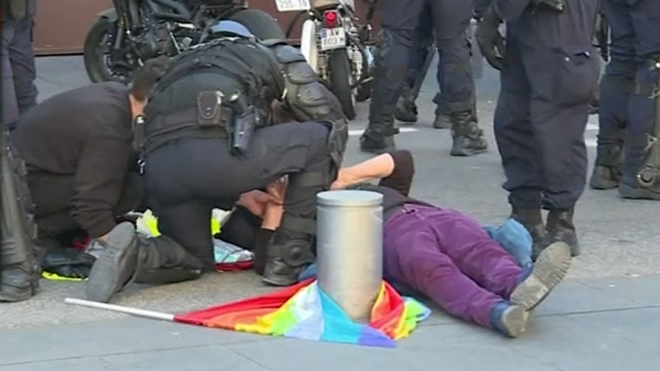 Macron souhaite "sagesse" à la septuagénaire blessée à Nice, la gauche s'indigne