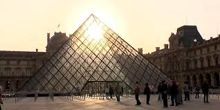 La Pyramide du Louvre fête ses 30 ans avec un trompe-l'oeil géant