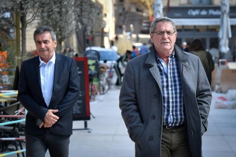Bruno Odos (G) et Jean Fauret, co-pilote et pilote du Falcon 50, arrivent le 19 mars 2019 à la cour d'assises d'Aix-en-Provence pour la suite du procès "Air Cocaïne" (AFP)