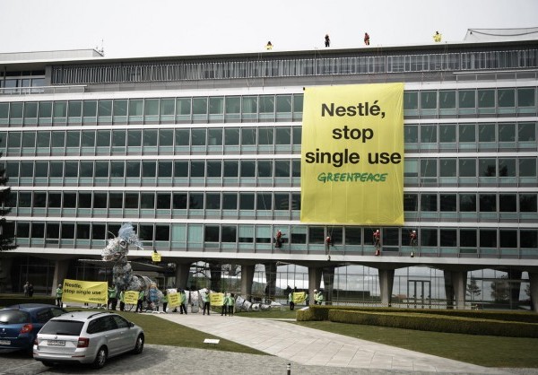 Les activistes de Greenpeace Afrique envoient un monstre en plastique à l'usine de Nestlé au Kenya (communiqué)