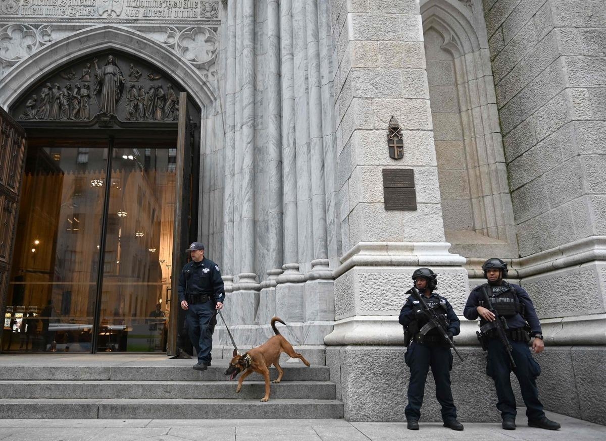 L'homme arrêté avec de l'essence dans la cathédrale de New York inculpé de tentative d'incendie criminel