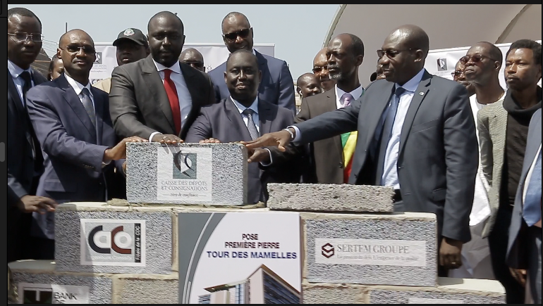 Aliou Sall pose la première pierre de la « Tour des Mamelles »