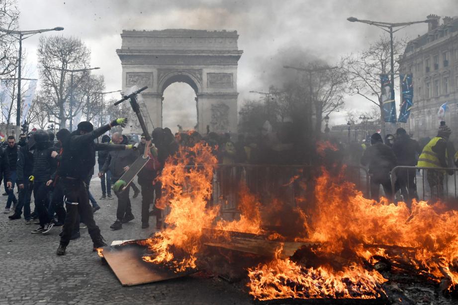 "Gilets jaunes": L'ordre public doit être restauré, dit Macron