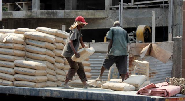 Le Président Sall annonce l’augmentation du prix du ciment