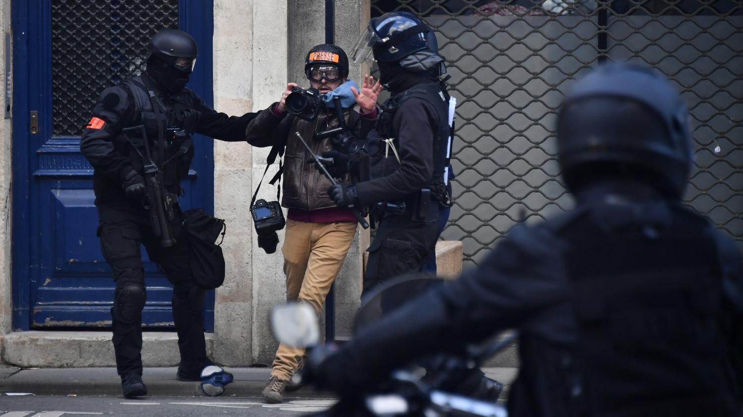 Macron promet d'agir face aux violences policières contre la presse