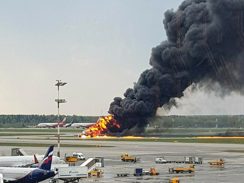 Russie: 41 morts après l'atterrissage d'urgence d'un avion à Moscou