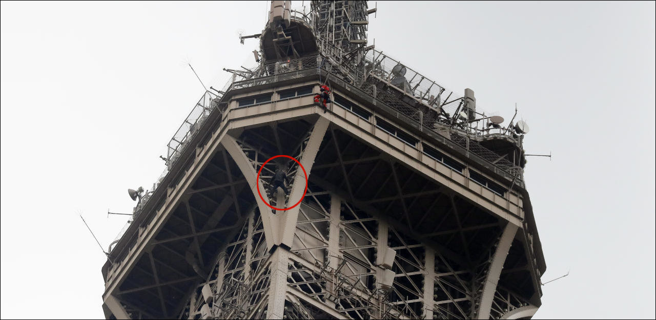 Un grimpeur fait évacuer la tour Eiffel
