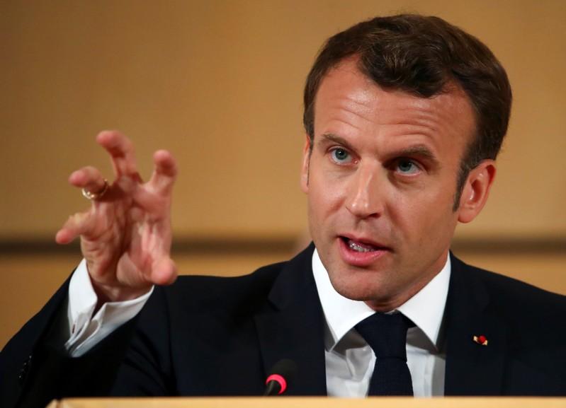 Macron promet plus d'"humanité" dans l'acte II
