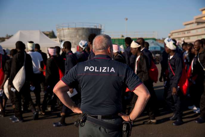 Immigration: Rome durcit les conditions d'entrée dans les eaux italiennes