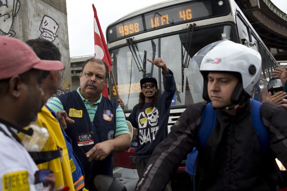 Grève générale au Brésil, transports publics bloqués
