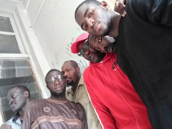 Des manifestants contre la spoliation des hydrocarbures au commissariat central de Dakar