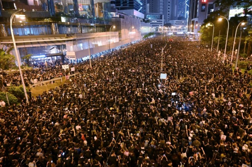 Hong Kong: nouvelle manifestation record, "excuses" de la cheffe de l'exécutif