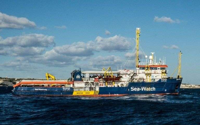Migrants: le Sea-Watch défie Salvini et force le blocus des eaux italiennes