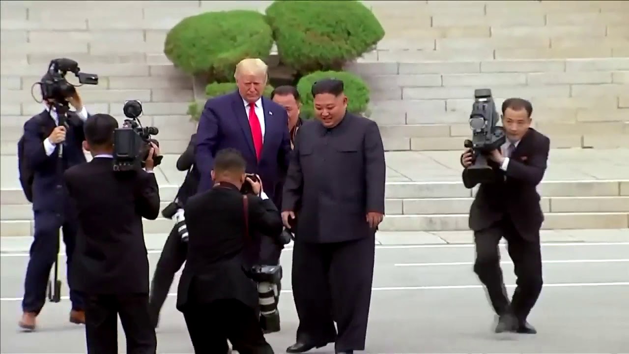 Trump écrit l'histoire avec des pas en Corée du Nord