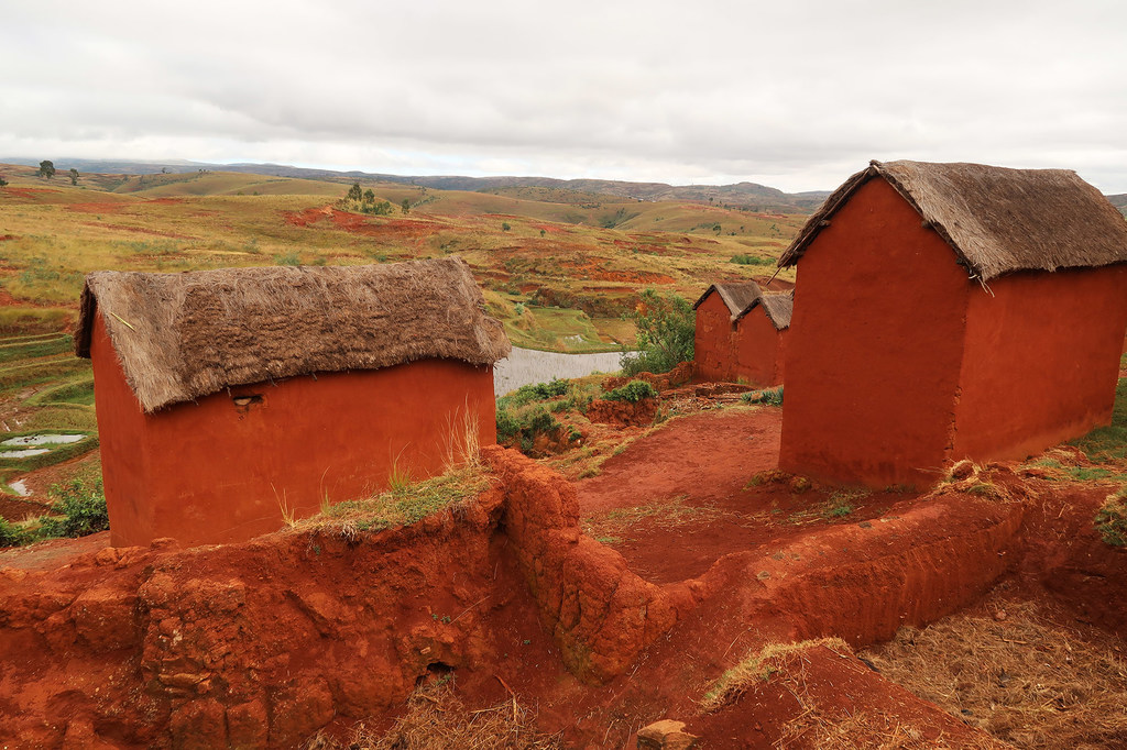 A Madagascar, des villageois découvrent les dangers de la défécation en plein air