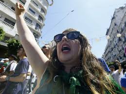 A Alger, les manifestants refusent massivement l'appel au dialogue du pouvoir