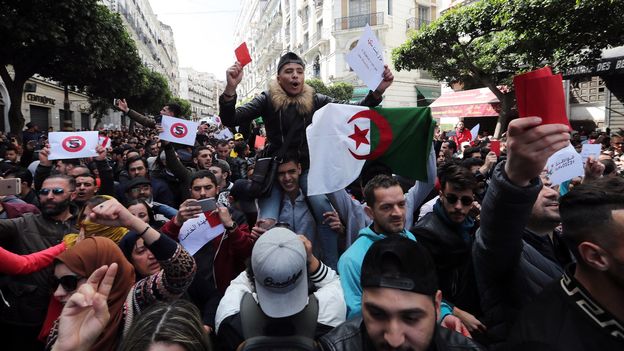 Des dizaines de milliers d'Algériens manifestent pour des réformes