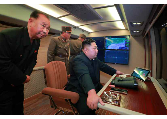 Kim Jong Un dirige de nouveau le tir d’essai du lance-fusées téléguidé de gros calibre d’un nouveau modèle (communiqué)
