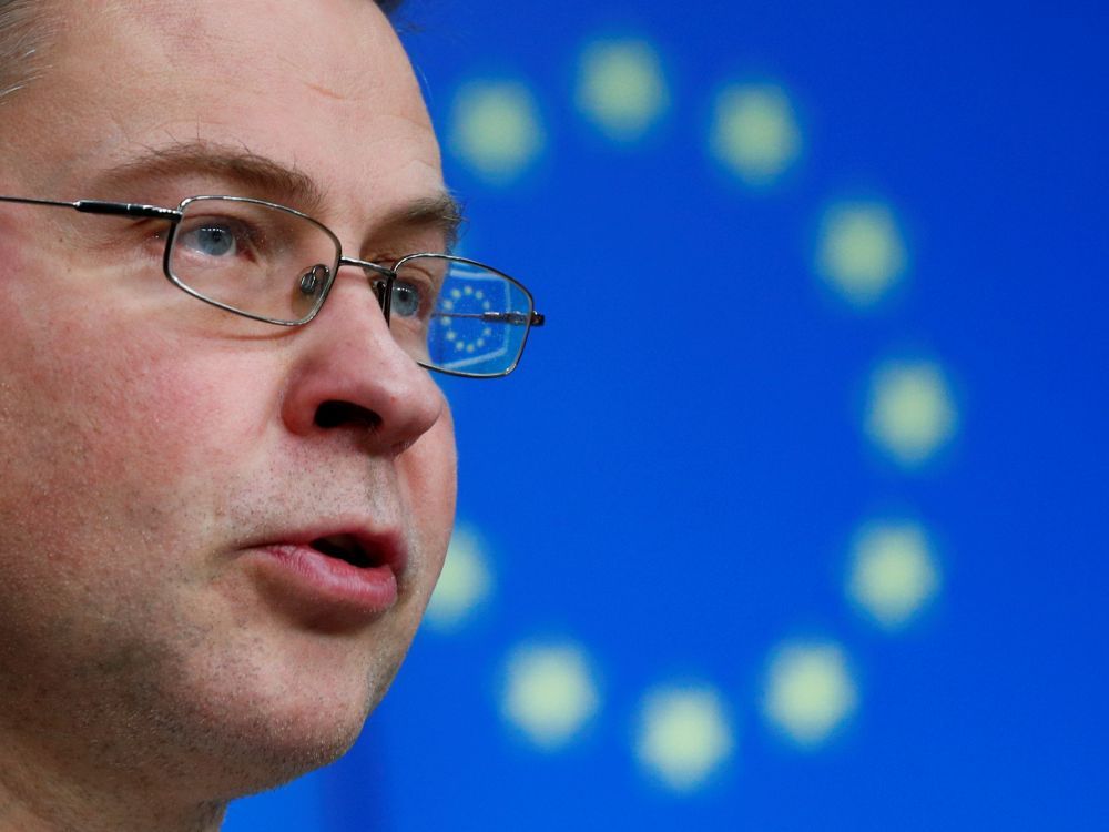 Le commissaire Dombrovskis appelle la finance à se préparer à un Brexit sans accord, rapporte FT