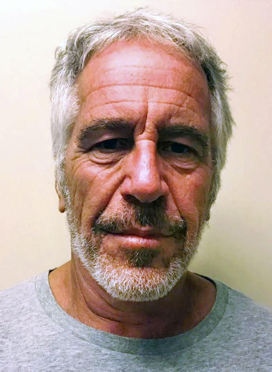 Indignation et théories du complot après la mort en prison de Jeffrey Epstein