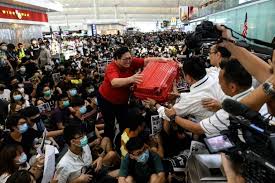 Nouveaux heurts à l'aéroport de Hong Kong, Lam dénonce le "chaos"