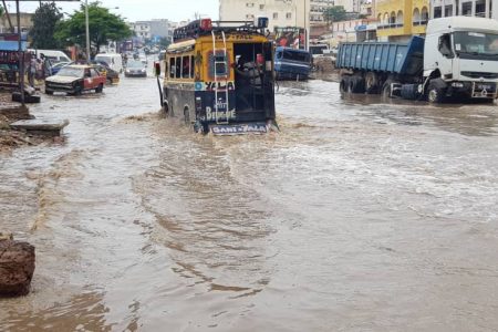 Digne capitale de « l’émergence », Dakar dans les eaux (par Mody Niang)