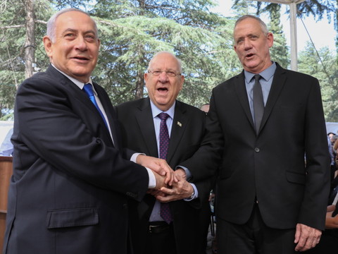 Surprise en Israël: Netanyahu appelle Gantz à la formation d'un gouvernement d'union