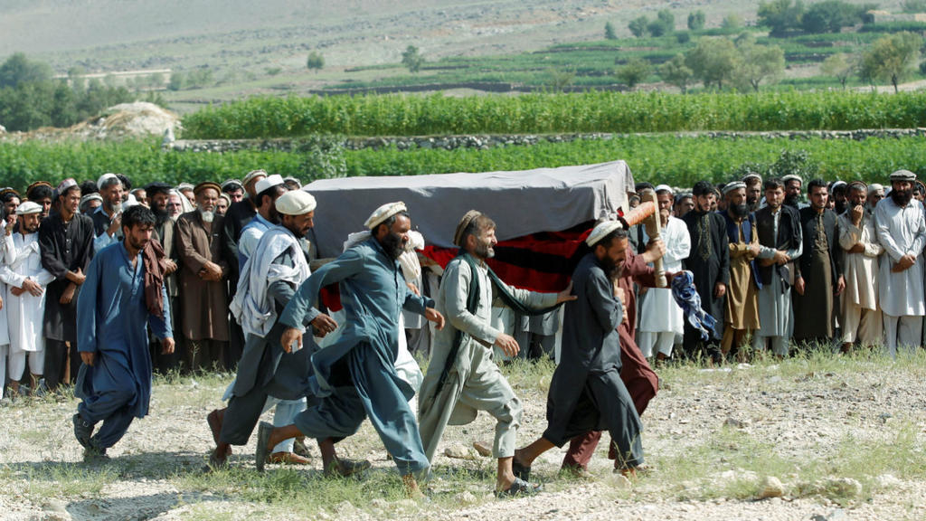 Des hommes portant le cercueil d'un enfant victime des drones Us