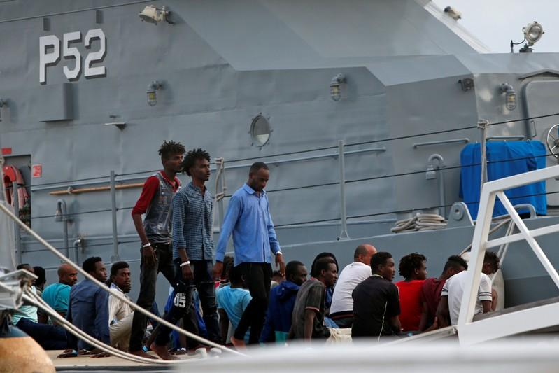 Une partie des migrants recueillis par l'Ocean Viking débarquent à Malte