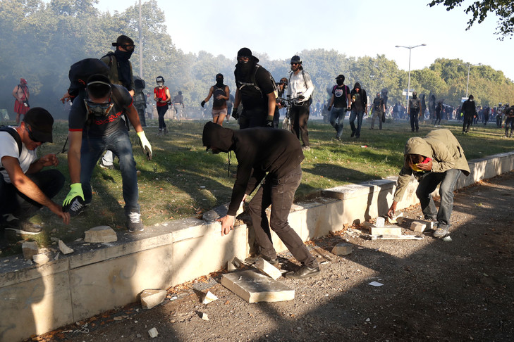 Black blocs et violences assombrissent la Marche pour le climat à Paris