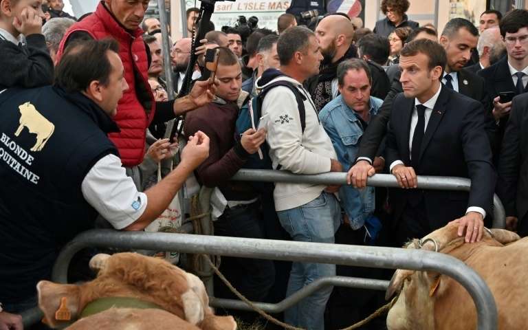 En Auvergne, Macron vient à l'aide des éleveurs, et leur remonte les bretelles