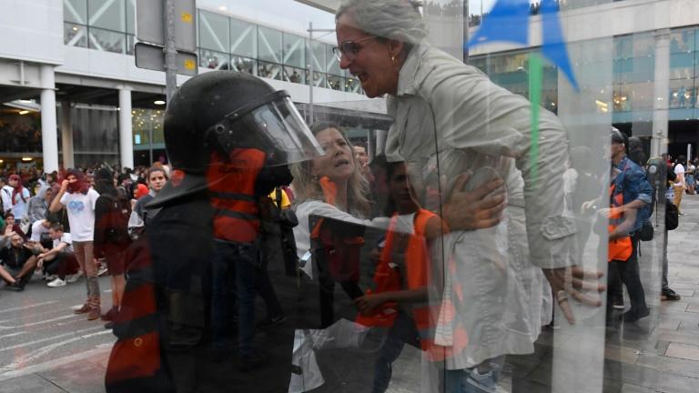Scènes de guérilla urbaine à Barcelone après la condamnation des dirigeants indépendantistes